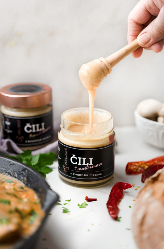 Kremni med s čilijem