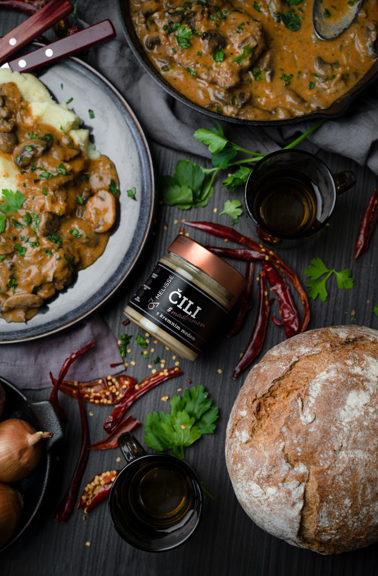 Kremni med s čilijem