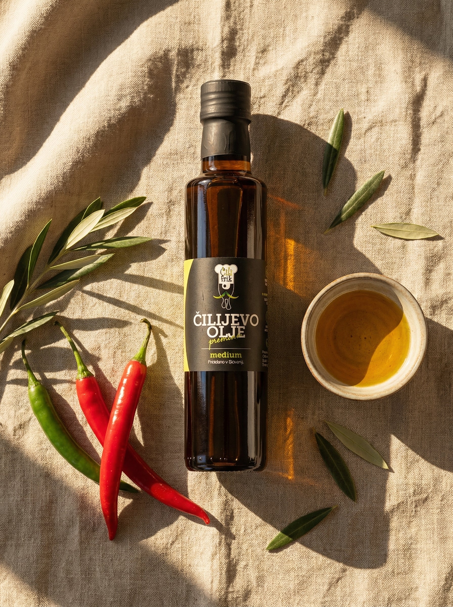 OLIVE CHILI OIL: Spicy level: 3/7 – 250 ml – Čili Frik
